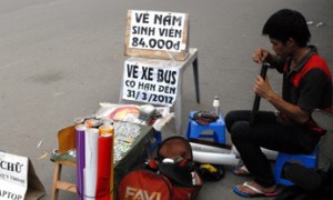 Nghề dán điện thoại vỉa hè, nghề lãi khủng, thu nhập khủng