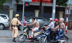 Cảnh sát giao thông có được dừng xe khi không có lỗi ?