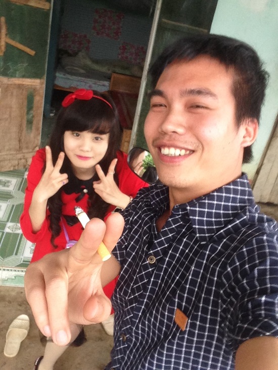 Mình phải thuê con cháu nó ngồi đằng ảnh