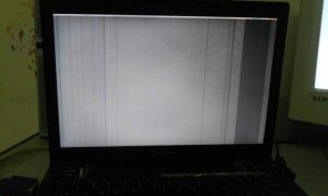 Màn hình laptop trắng xóa, lỗi gì đây ?